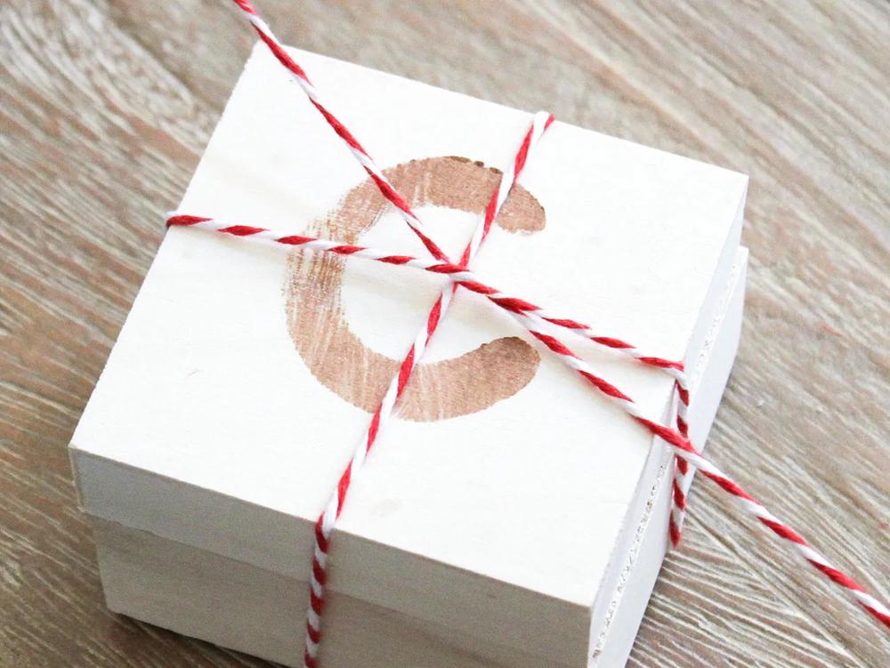 Handstamped Wood Favor Box for Mini Pie Favors step 3