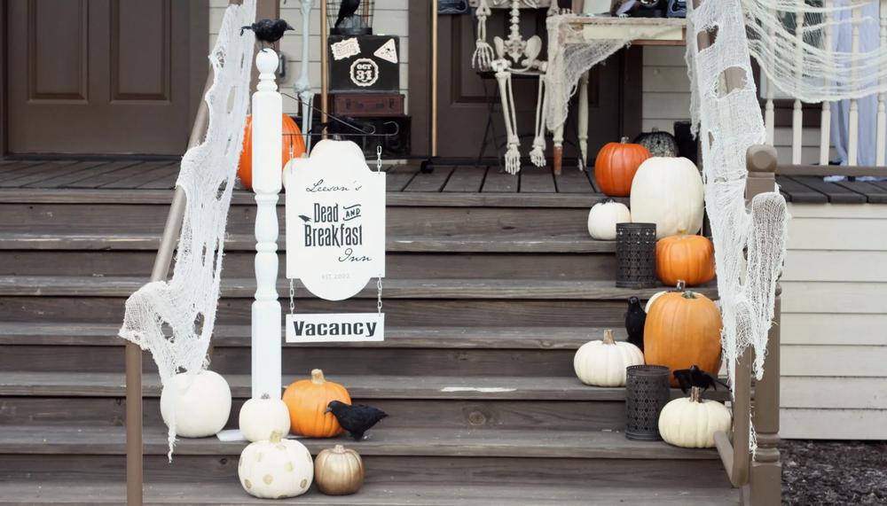 dead-and-breakfast-inn-halloween-porch-12