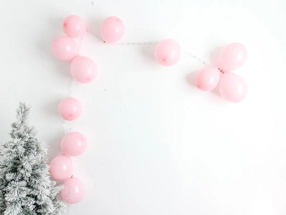 DIY Reindeer Balloon Garland Backdrop step 1