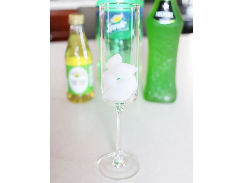 Pantone Greenery Signature Wedding Cocktail step 2