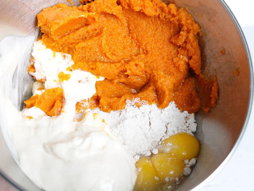 Pumpkin Spice Cake with Cream Cheese Frosting Treat Pops step 1 part 1